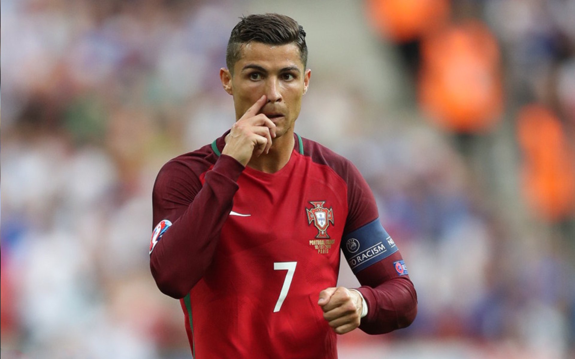 C罗赛后签名送给残障球迷感动现场,c罗签名的足球值多少钱