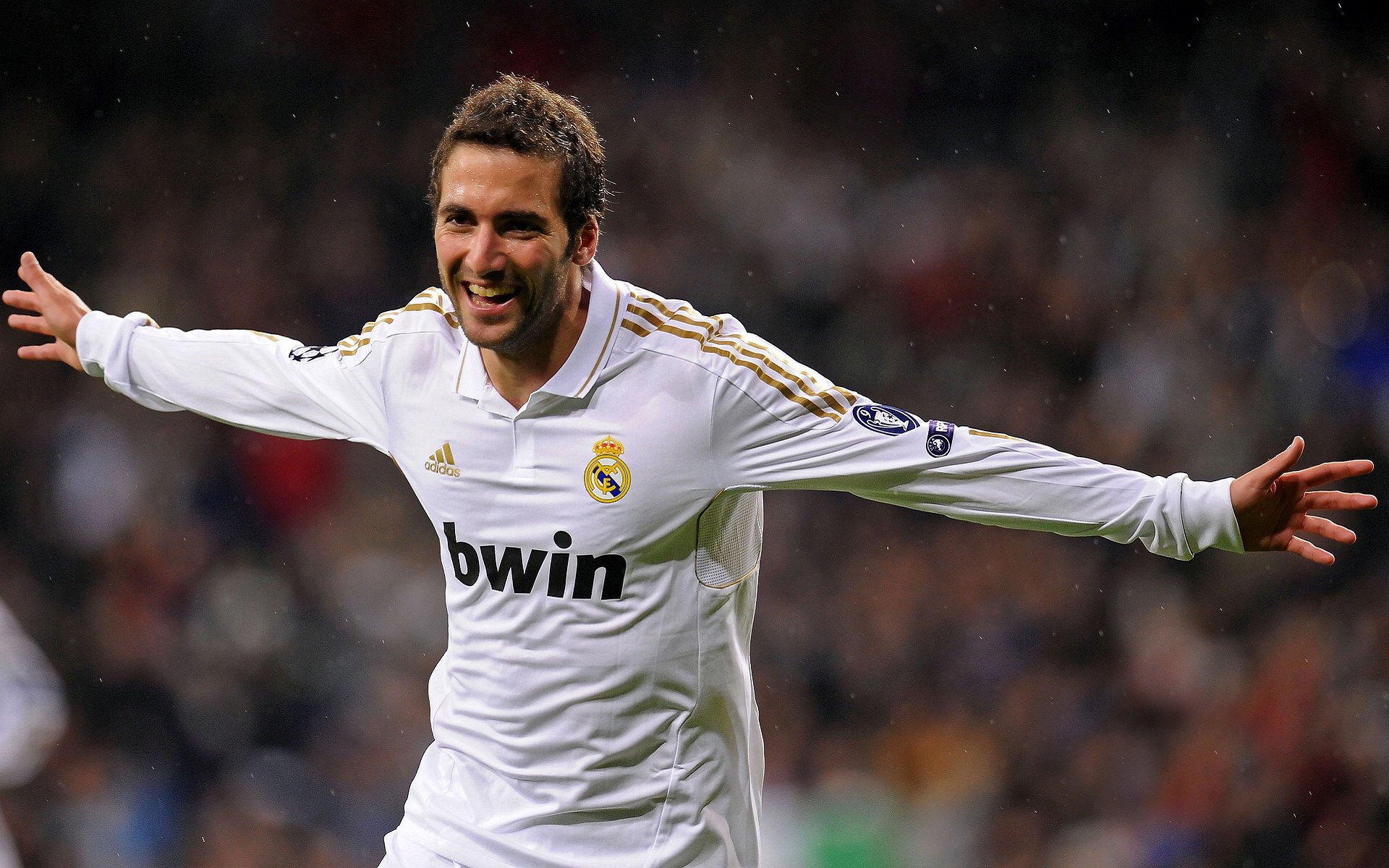 C罗赛后送球鞋给场边小球迷,c罗送队友手表