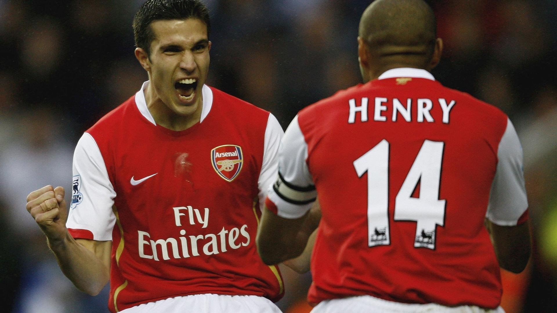 C罗赠球迷签名球引发热烈反响,c罗的签字